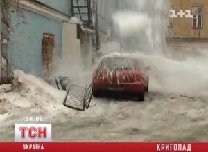 Камера засняла, как в Киеве глыба льда разбила Мазду