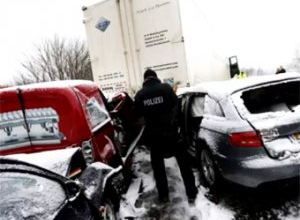 На немецком автобане столкнулись более 100 машин