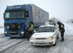 Из-за снега на Ивано-Франковщине ограничивают движение транспорта