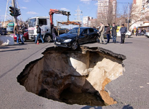 В Одессе кусок дороги ушел под землю