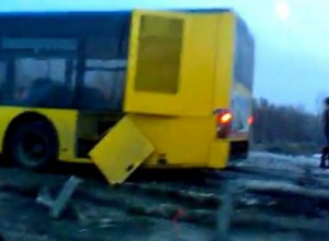 В Киеве маршрутный автобус чуть не упал в Днепр из-за отказа тормозов. Есть пострадавшие