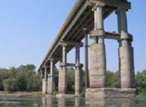 Мост через Днестр дал трещину, движение транспорта парализовано