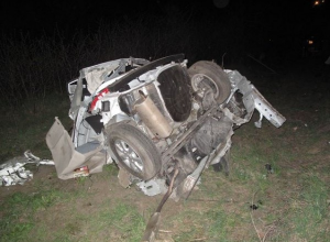 В Киеве Nissan разорвало на части от удара о столб