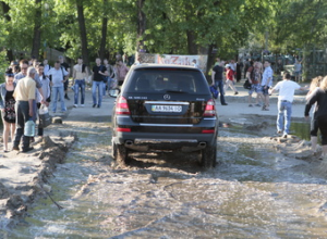 Под Киевом из-за потопа пришлось спасать джипы
