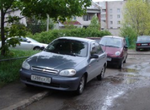За парковку во дворах с киевлян хотят брать деньги