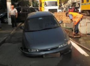 В центре Киева Mazda провалилась под землю