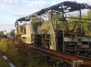 Двухэтажный автобус сгорел дотла на трассе Харьков-Симферополь