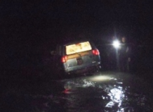 В Киеве автомобиль смыло в реку
