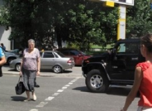 В центре Киева на переходе Хаммер сбил женщину с двумя детьми