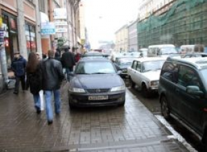Кабмин намерен ввести ограничения по обустройству парковок на тротуарах и дорогах