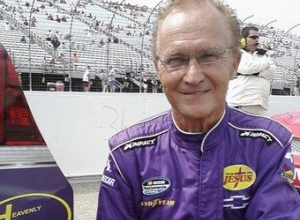 На старт гонки NASCAR выйдет 71-летний пилот