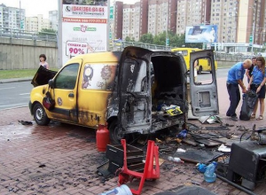 ЧП: возле метро Демеевская взорвалась автокофейня (ФОТО)