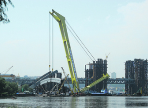 На строительство Подольского моста в Киеве не хватает денег, он ржавеет