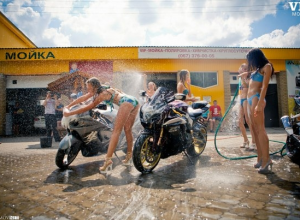 В Черкассах девушки в купальниках для благотворительности помыли 20 автомобилей