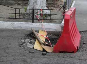 Говорящую яму в центре Киева до сих пор не отремонтировали (ФОТО)