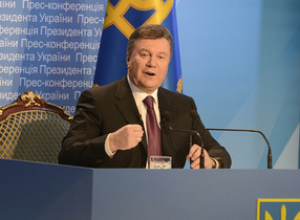 Янукович выделил почти миллиард гривен на автомобили скорой помощи