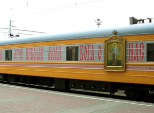 Патриарх Кирилл едет в Киев в вагоне как у Сталина (ФОТО)
