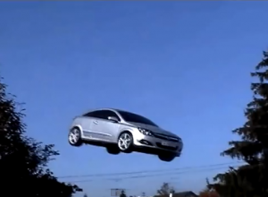 Летающий Opel Astra GTC - в сети появилось забавное видео