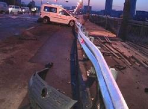 ДТП в Киеве с участием милиционера: на мосту Патона столкнулись Volkswagen Caddy и Volkswagen Bora
