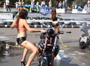 Epic Fail: сексуальная мойка мотоцикла с неожиданным финалом