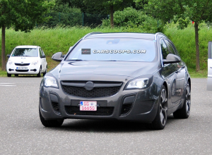 «Горячий» универсал Opel Insignia подловили на тестах