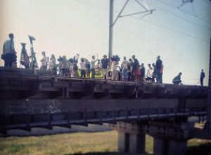 Год без зарплаты. Протестующие работники перекрыли железнодорожный мост в Киеве