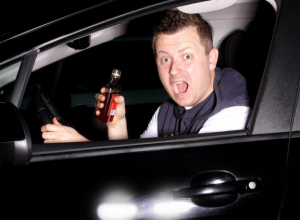 Пьяный водитель позвал друзей и отбился от гаишников