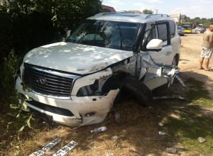 Пьяный водитель Infiniti сначала совершил кражу в магазине, а затем разбил 3 автомобиля