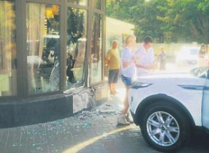 Девушка на дорогом джипе протаранила ресторан в Киеве