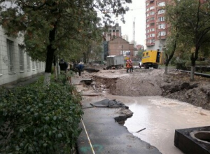 В центре Киева на дороге появилось 5-метровое озеро