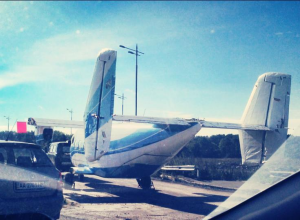 В Жулянах самолет оказался на оживленном шоссе