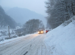 Мощная лавина заблокировала дорогу на Мукачево