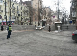 В Киеве на улице Грушевского разобрали баррикады и построили на проезжей части ворота