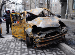 Около 20 сожженных автомобилей осталось после силовиков в центре Киева