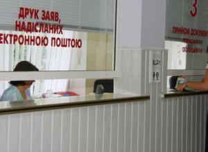 Украина переходит на новые бланки водительских удостоверений, но их пока на всех не хватает