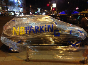За неправильную парковку в Киеве машину упаковали в пленку