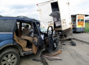 В Киеве внедорожник на огромной скорости протаранил грузовик и автокофейню