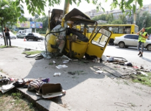 Окна разбившейся в Киеве маршрутки выбивали ногами