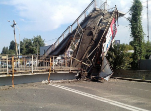 На улице Электриков в Киеве рухнул пешеходный мост (фото)