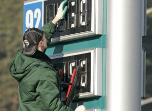 Яценюк требует снизить цены на бензин