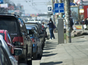 В Киеве начался эксперимент: парковщиков заменили автоматами