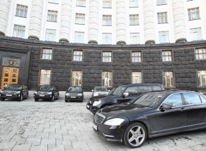 Для кабминовского Мерседеса приобрели шины по 40 тыс. грн за штуку