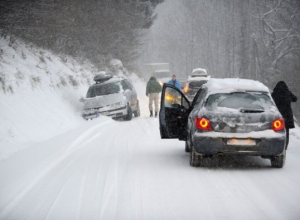 Тысячи машин застряли в Альпах из-за снегопада