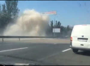 В Киеве прорвало трубу, машины купаются в кипятке. ВИДЕО