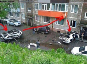 В России пьяные полицейские на Subaru врезались в балкон второго этажа (фото)