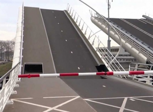 В Голландии водитель попытался перелететь через разведенный мост (видео)