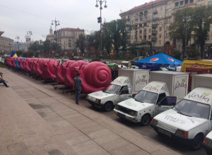 Киевскую мэрию атакуют розовые улитки