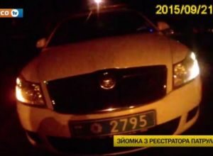 Киевская полиция задержала нетрезвых милиционеров на служебном авто (ВИДЕО)
