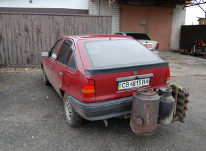Украинец переоборудовал Opel Kadett с бензина на дрова: теперь расход 20кг дров/100км