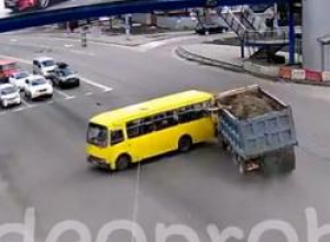ДТП в Киеве: на Краснозвёздном проспекте грузовик без тормозов протаранил маршрутку. ВИДЕО аварии